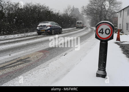 La neige a couvert 40mph signe sur l'A36 en direction de Salisbury en Angleterre dans des conditions de conduite dans la neige de mars 2018. Banque D'Images