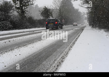 Un Skoda Yeti 4x4 fait son chemin le long de l'A36 direction Salisbury en conditions couvertes de neige perfide . Banque D'Images