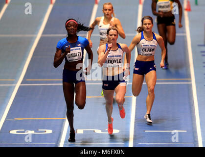 Great Britain's Eilidh Doyle (centre) sur la façon de gagner la médaille de bronze au 400m femmes finale et Zoey Clark (à droite) sur le chemin de la sixième place au cours de la troisième journée du Championnat du Monde Indoor de l'IAAF 2018 à l'Arena de Birmingham. Banque D'Images