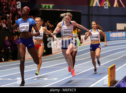 Great Britain's Eilidh Doyle (centre) franchit la ligne d'arrivée et se fait au bonze à 400 mètres de la femme pendant la journée finale de l'IAAF 2018 trois championnats du Monde Indoor à l'Arena de Birmingham. Banque D'Images
