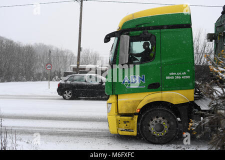 ABN la conduite de camions dans la neige la prestation de produits agricoles vers Salisbury sur l'A36 dans des conditions dangereuses . Banque D'Images