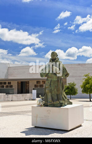 La statue d'un Pape d'agenouillement VI au Sanctuaire de Fátima, également connu sous le nom de sanctuaire de Notre-Dame de Fatima, Portugal Banque D'Images