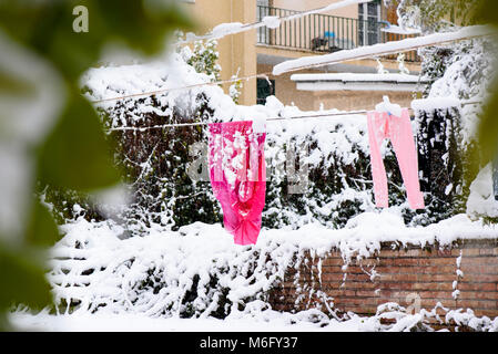 Le séchage des vêtements sur une corde suspendue dans l'hiver sur le jardin près de la maison Banque D'Images