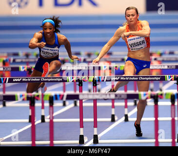 USA's Kendra Harrison (à gauche) sur le chemin de l'or aux côtés du néerlandais Nadine Visser (droite) sur la façon de gagner la médaille de bronze au 60m haies femmes pendant trois jour final de l'IAAF 2018 Championnats du Monde Indoor à l'Arena de Birmingham. Banque D'Images