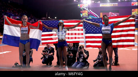 Lauréat Bronze Nadine néerlandais Visser (à gauche), de l'or de l'USA vainqueur Kendra Harrison et de l'argent gagnant USA's Christina Manning (à droite) célébrer après le 60m haies en finale la troisième journée du Championnat du Monde Indoor de l'IAAF 2018 à l'Arena de Birmingham. Banque D'Images