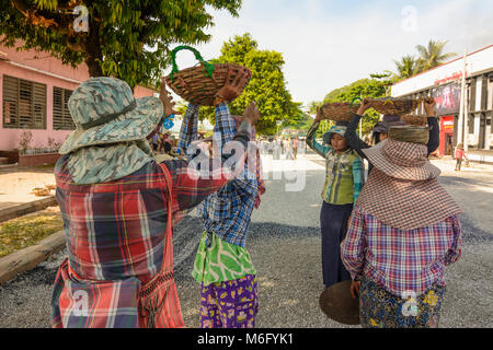 Mawlamyine (Moulmein, Mawlamyaing) : construction de routes primitives, grit dispersés à l'asphalte, bitume , l'État Môn, Myanmar (Birmanie) Banque D'Images