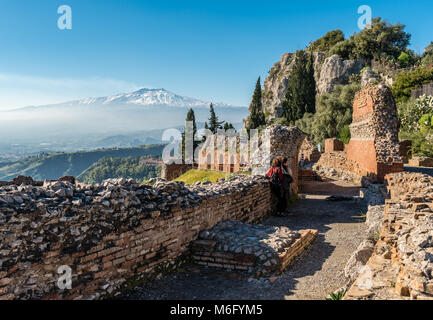 Vue sur le mont Etna, le brouillard de la via Teatro Greco, à Taormina, Sicile, Italie. Banque D'Images