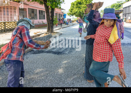 Mawlamyine (Moulmein, Mawlamyaing) : construction de routes primitives, grit dispersés à l'asphalte, bitume , l'État Môn, Myanmar (Birmanie) Banque D'Images