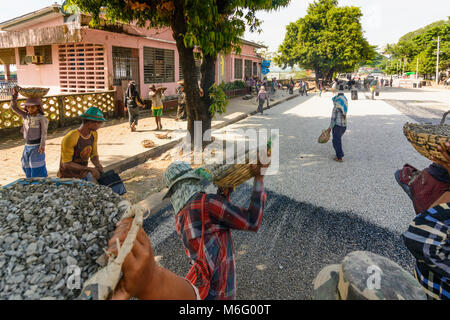 Mawlamyine (Moulmein, Mawlamyaing) : construction de routes primitives, grit dispersés à l'asphalte, bitume , l'État Môn, Myanmar (Birmanie) Banque D'Images