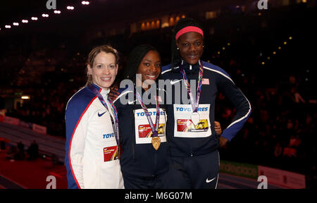 La Grande-Bretagne médaillé de bronze Eilidh Doyle (à gauche), USA's silver medal Shakima Wimbley (droite) et USA's gold medal Courtney Okolo (centre) après la finale de 400 m au cours de la troisième journée du Championnat du Monde Indoor de l'IAAF 2018 à l'Arena de Birmingham. Banque D'Images