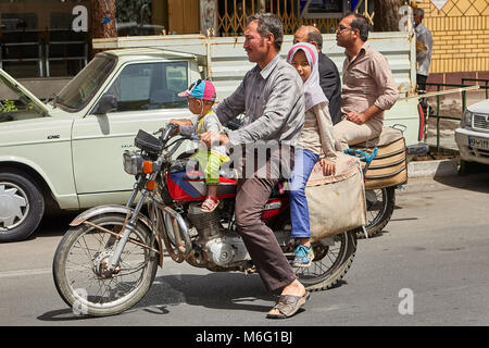 Kashan, Iran - avril 27, 2017 : l'homme iranien est l'équitation avec sa fille et son fils sur une moto. Banque D'Images