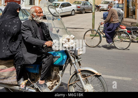 Kashan, Iran - avril 27, 2017 Iran : une femme et un homme âgés en hijab sont équitation une moto. Banque D'Images