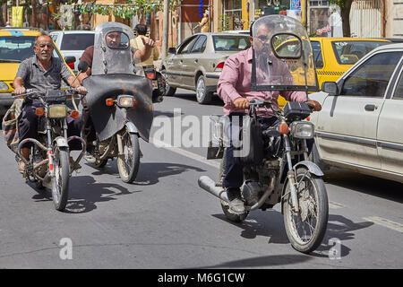 Kashan, Iran - avril 27, 2017 Les Motocyclistes : équitation sur des motos sur la chaussée rue d'une ville. Banque D'Images