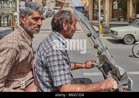 Kashan, Iran - avril 27, 2017 : vue latérale d'une moto avec deux hommes plus âgés. Banque D'Images