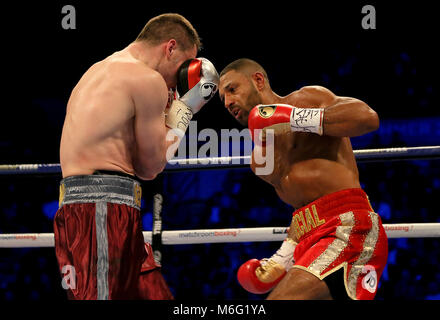 Kell Brook (à gauche) en action contre Sergey Rabchenk Super-Welterweight dans leur concours à l'FlyDSA, Sheffield Arena. Banque D'Images