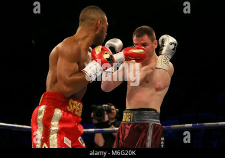 Kell Brook (à gauche) en action contre Sergey Rabchenk Super-Welterweight dans leur concours à l'FlyDSA, Sheffield Arena. Banque D'Images