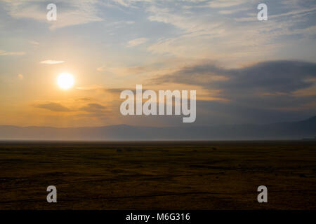 Le lever du soleil sur la Ngorongoro Conservation Area (NCA) Site du patrimoine mondial dans le cratère Highlands, Tanzanie Banque D'Images