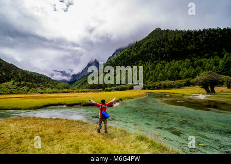 Randonnées jeune voyageur à la beauté du paysage à la réserve naturelle de Yading Voyage, concept de vie Banque D'Images