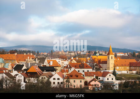 Une fabuleusement belle vue sur la ville de Cesky Krumlov en République tchèque. Endroit très apprécié des touristes de partout dans le monde. L'une des plus belles petites villes inhabituelle dans le monde. Banque D'Images