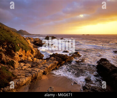 Coucher du Soleil, surf, Garrapata State Park, Big Sur, Monterey County, Californie Banque D'Images