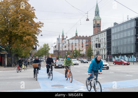 Copenhague - 23 octobre 2016 : cyclistes passant par une rue à Copenhague Banque D'Images