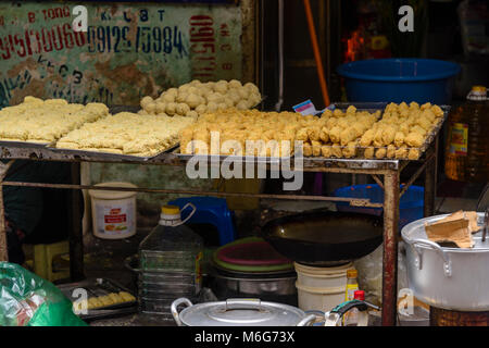 Pour la vente, taro, rue des collations qui contiennent des oeufs de cailles cuits, de porc ou de boeuf, enveloppés dans de la farine et de la pomme de terre, et frits à Hanoï, au Vietnam. Banque D'Images