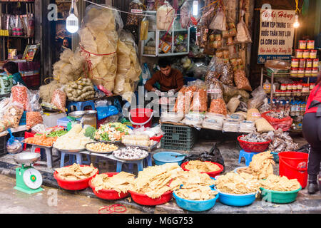 Un homme se prépare à son magasin d'alimentation de rue à Hanoi, Vietnam Banque D'Images