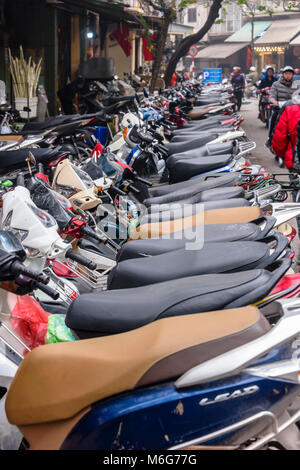 Des dizaines de scooters sans rouler sur un sentier à Hanoi, Vietnam Banque D'Images