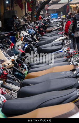 Des dizaines de scooters sans rouler sur un sentier à Hanoi, Vietnam Banque D'Images