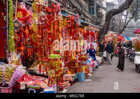 Marchandises à célébrer le nouvel an chinois en vente dans la rue 'papier' à Hanoi, Vietnam Banque D'Images