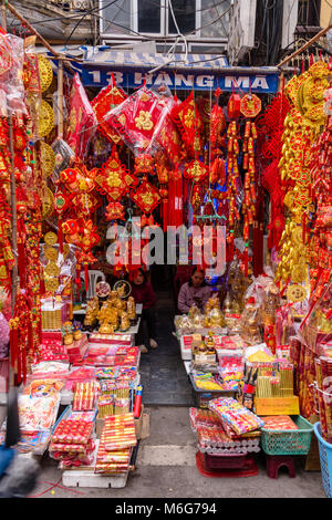 Marchandises à célébrer le nouvel an chinois en vente dans la rue 'papier' à Hanoi, Vietnam Banque D'Images