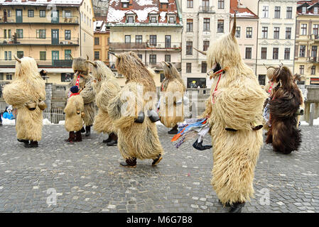 Carnaval traditionnel de l'absolution sur samedi avec un chiffres traditionnels, connus sous le nom de kurent ou korent à Ljubljana, Slovénie Banque D'Images