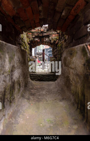 Coupe Tuyau d'égout avec barres d'acier qui démontre comment certains prisonniers ont réussi à s'échapper de prison Hỏa Lò à Hanoi, Vietnam Banque D'Images