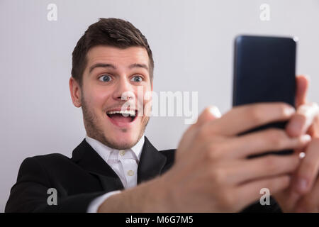 Close-up of a young woman Looking At Smartphone Banque D'Images