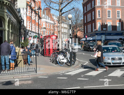 Shoppers dehors et environ un samedi matin à Marylebone High Street, London, England, UK Banque D'Images