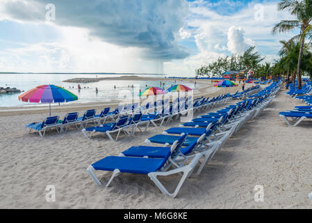 USA, Floride, Bahamas, karibien, kryssning, sol, semestre, njuta, ledighet solstolar läsa, bok,, båt, utsikt, fika, bord, balkong, lek, människor, Cru Banque D'Images