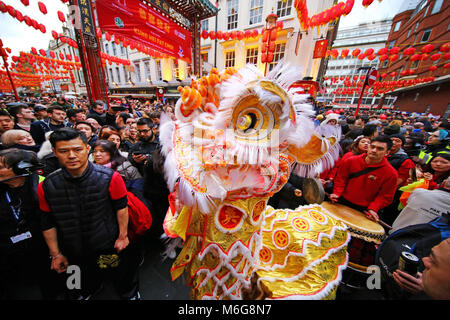 Danse du lion dans Gerrard Street dans le quartier chinois pour le Nouvel An chinois, année du Chien 2018 dans Chinatown, Londres, UK Banque D'Images