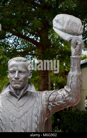 Sir Donald Bradman statue monument commémorant le dernier salut de cricket test australien Banque D'Images