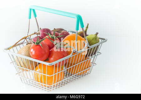 Panier d'achats avec les fruits et légumes sur fonds blancs / concept healthy nutrition, soutien à l'alimentation Banque D'Images