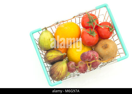 Panier d'achats avec les fruits et légumes sur fonds blancs / concept healthy nutrition, soutien à l'alimentation Banque D'Images