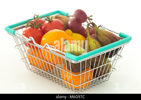 Panier d'achats avec les fruits et légumes sur fonds blancs / concept healthy nutrition, soutien à l'alimentation Banque D'Images