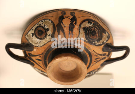 Eye-cup (Kylix) décoré de figures jeunes scène et deux yeux. La période archaïque grecque classique. 6ème siècle avant JC. Emporion, Gérone. Banque D'Images