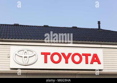 Logstor, Danemark - Août 23, 2017 : Toyota logo sur une façade. Toyota Motor Corporation est un constructeur automobile japonais Banque D'Images