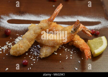 Poêlée de crevettes dans la chapelure. Deep Fried shrimp meat ball sur table en bois. Banque D'Images