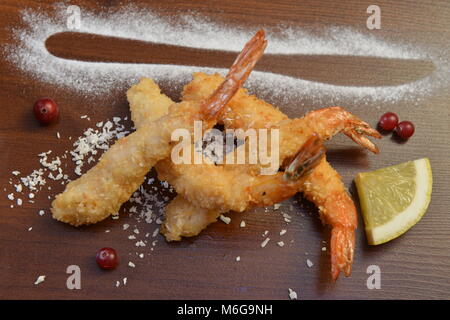 Poêlée de crevettes dans la chapelure. Deep Fried shrimp meat ball sur table en bois. Banque D'Images