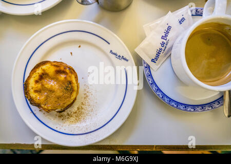 Lisbonne, Portugal - 31 janvier 2018 : pâtisserie traditionnelle portugaise et du café servi dans de célèbres Pasteis de Belem Banque D'Images