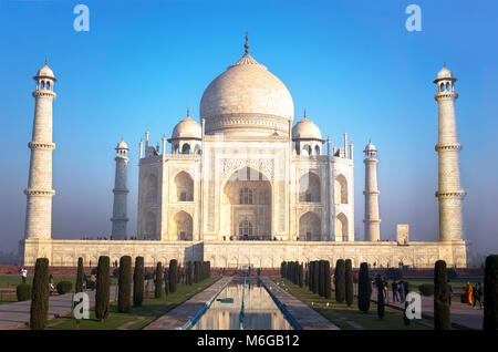 Un frais et propre vue sur le Taj Mahal au lever du soleil, Agra, Uttar Pradesh, Inde Banque D'Images