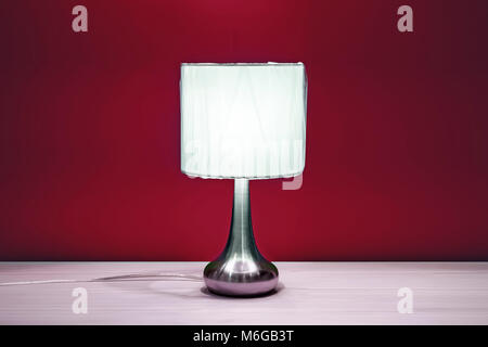 Une Lampe À Côté D'un Sur Nuit Table LitRonde De N08wmn