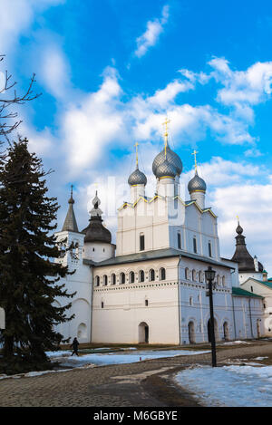 Cathédrale de l'Assomption et l'église de la résurrection à Rostov Veliky, Russie Banque D'Images