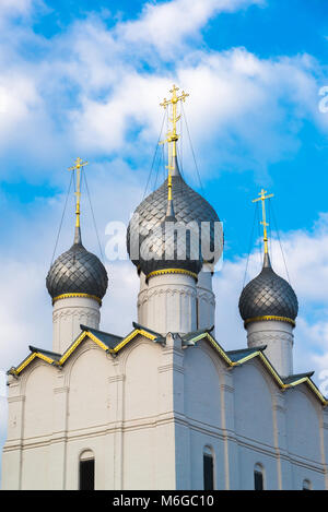 Dômes de cathédrale de l'assomption du Kremlin de Rostov Veliki, Russie Banque D'Images